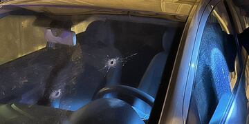 Algunos proyectiles impactaron contra un auto estacionado frente a la casa.