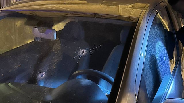 Algunos proyectiles impactaron contra un auto estacionado frente a la casa.