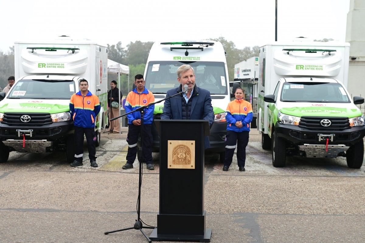 Entrega de ambulancias en ER