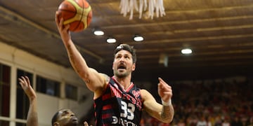 Romano, referente de Instituto, yendo hacia el aro de Quimsa. (Javier Ferreyra / La Voz)