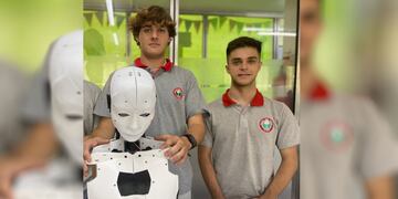 Dos mendocinos de 17 años crearon un robot que puede interpretar en Lengua de Señas