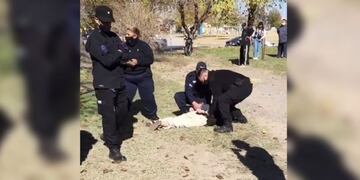 La joven de 15 años en el piso tras ser detenida en el Skate Park