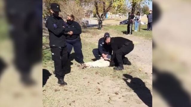 La joven de 15 años en el piso tras ser detenida en el Skate Park