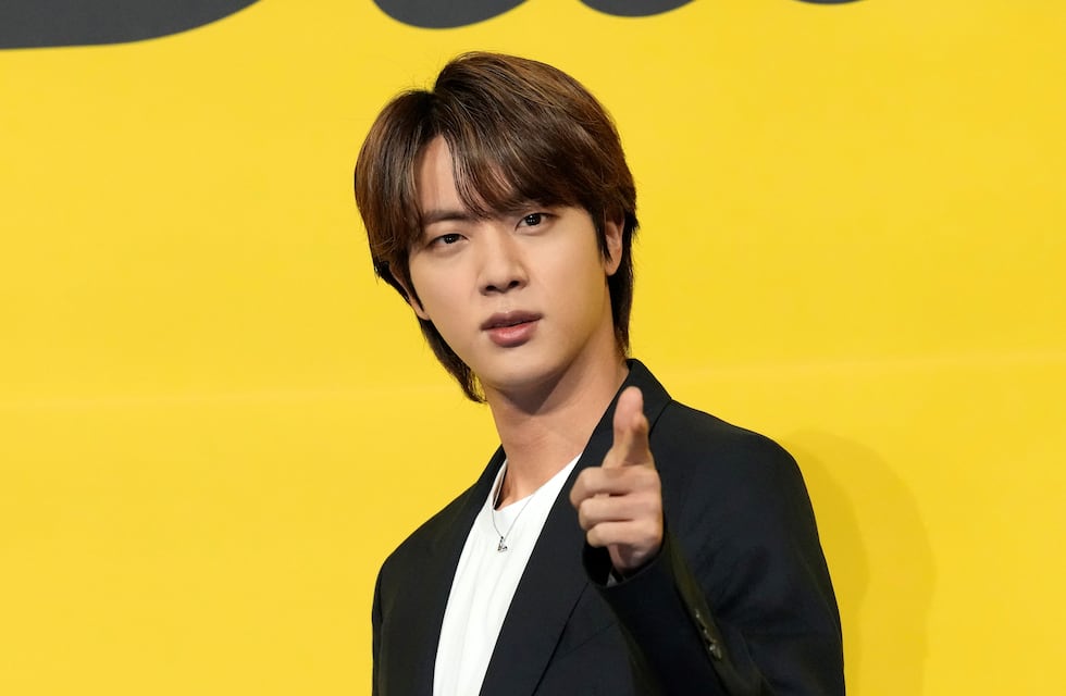 Furor por Jin: El cantante de BTS llegó a Argentina para tocar con Coldplay en River