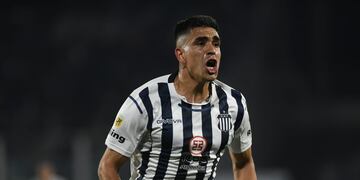 El zaguero Juan Rodríguez metió un zapatazo y le dio el triunfo a Talleres sobre Huracán, en el final del partido en el Kempes.