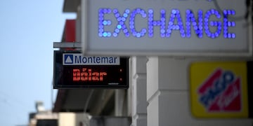 El dólar cerró en $ 950 previo a la segunda vuelta. (Ramiro Pereyra / La Voz)