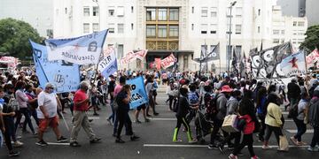 Organizaciones sociales cortan la avenida 9 de Julio en reclamo de más alimentos para comedores comunitarios. (Clarín)