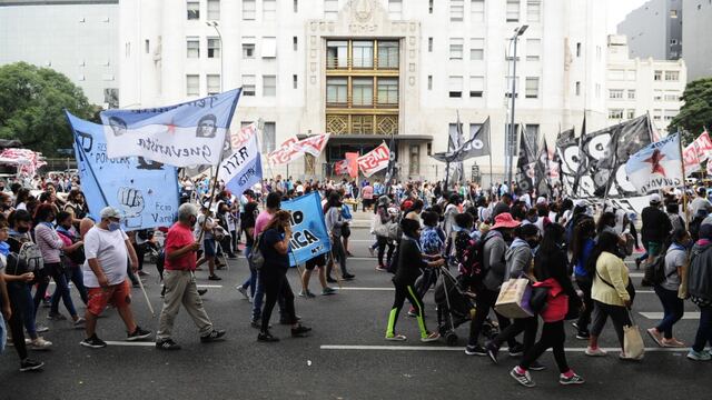 Organizaciones sociales cortan la avenida 9 de Julio en reclamo de más alimentos para comedores comunitarios. (Clarín)