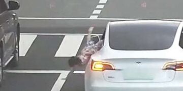 El momento exacto en que el vehículo se pone en marcha y la niña cae del auto. Foto: Los Andes.