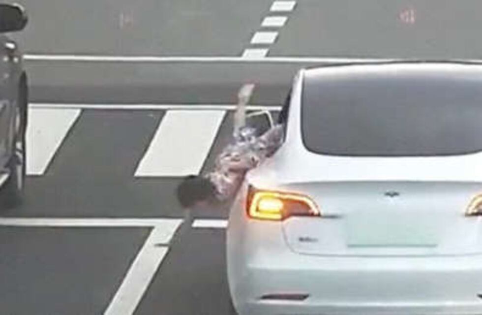 Increíble: una niña se cayó por la ventanilla de un auto y los padres siguieron camino sin percatarse de lo sucedido