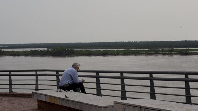 La costanera del río Paraná cambia de color ante la ausencia del sol.