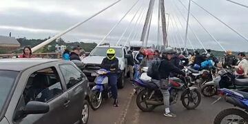 Paseros bloquearon el puente Posadas–Encarnación en protesta por controles fronterizos más estrictos.