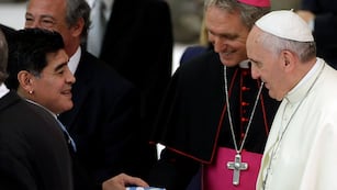 La leyenda del fútbol argentino Diego Armando Maradona saluda al Papa Francisco en el Vaticano. Diego Maradona decía ser el máximo admirador del Papa. (AP)