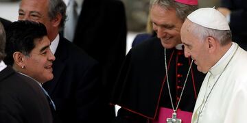 La leyenda del fútbol argentino Diego Armando Maradona saluda al Papa Francisco en el Vaticano. Diego Maradona decía ser el máximo admirador del Papa. (AP)