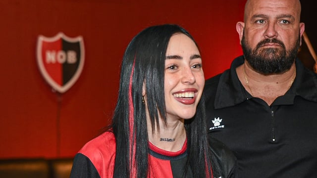 La rapera de 23 años se puso la camiseta oficial en el Coloso.