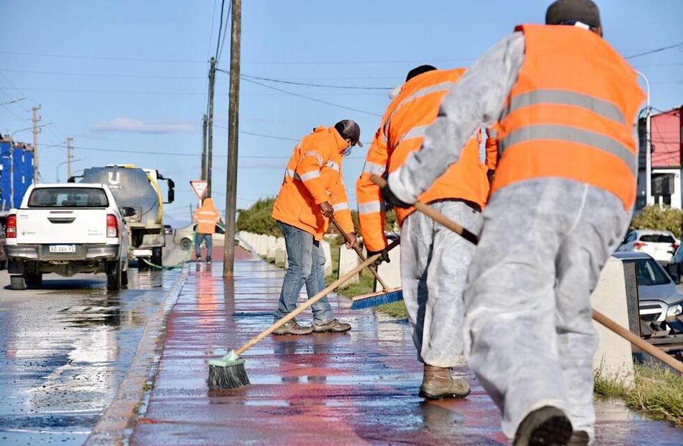 Las cuadrillas Municipales realizaron tareas de limpieza en la avenida Hipólito Yrigoyen