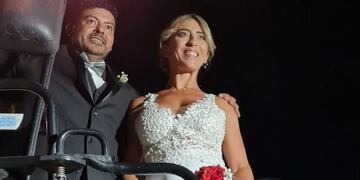 Walter y Mariana llegaron a la iglesia arriba de una cosechadora.