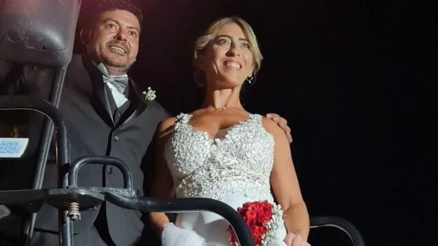 Walter y Mariana llegaron a la iglesia arriba de una cosechadora.