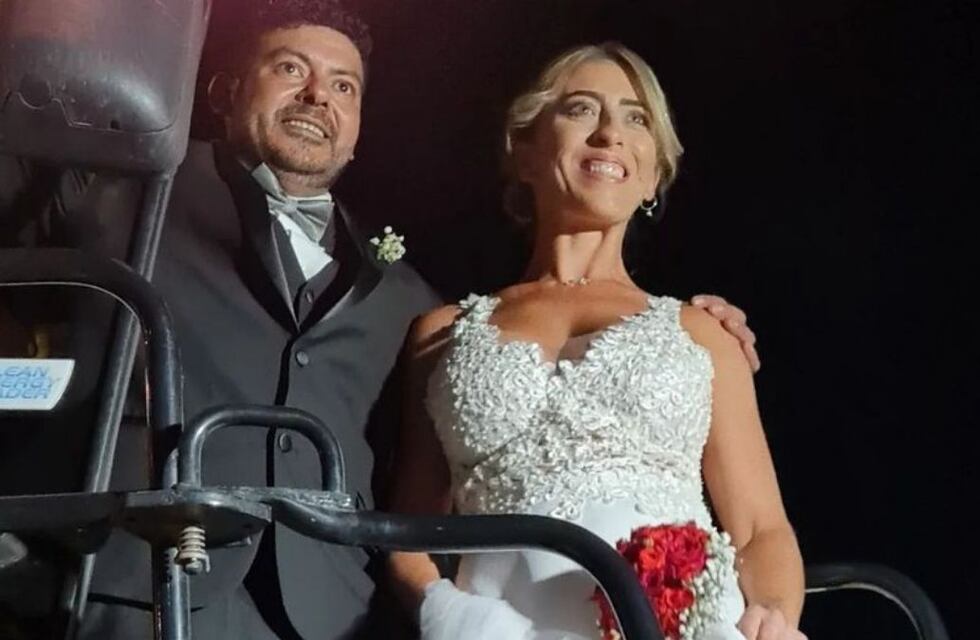 Dos riocuartenses se casaron y entraron en un insólito vehículo