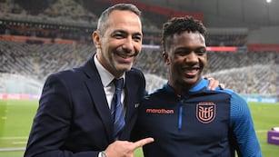 Djorkaeff Reasco, el ecuatoriano refuerzo de Instituto, y la foto con el campeón del mundo francés Youri Djorkaeff, por quien lleva su nombre (La Voz archivo.