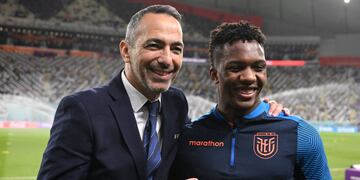 Djorkaeff Reasco, el ecuatoriano refuerzo de Instituto, y la foto con el campeón del mundo francés Youri Djorkaeff, por quien lleva su nombre (La Voz archivo.