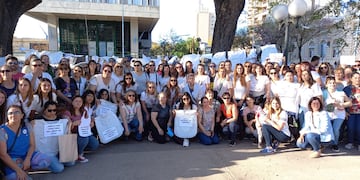 Docentes se quejaron en la Plaza 25 de Mayo, tras los descuentos sufridos.