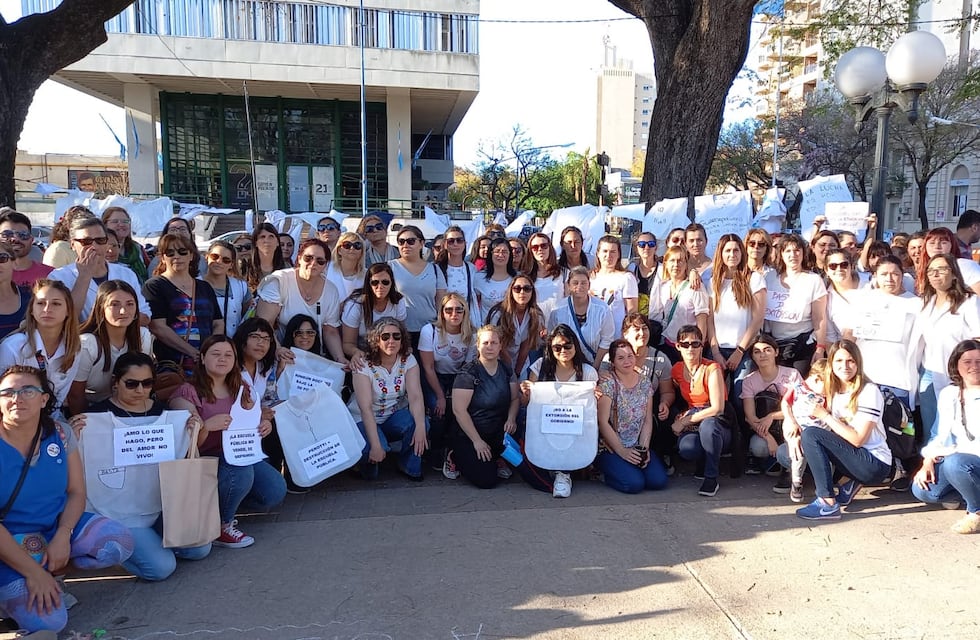 Docentes de Rafaela mostraron su rechazo a los descuentos en la Plaza: dejaron una instalación y marcharon por el centro