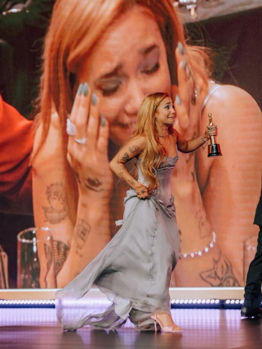 Ángela ganó en la terna Revelación.