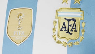 Escudo de AFA y parche del campeonato mundial.