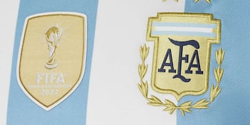 Escudo de AFA y parche del campeonato mundial.