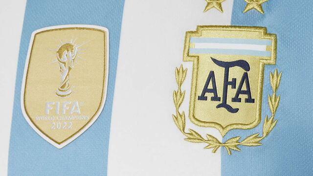 Escudo de AFA y parche del campeonato mundial.