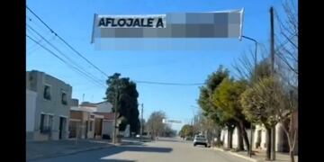 “Aflojale a...”: el insólito pasacalle que colocó un grupo de amigos, que se viralizó en Córdoba.