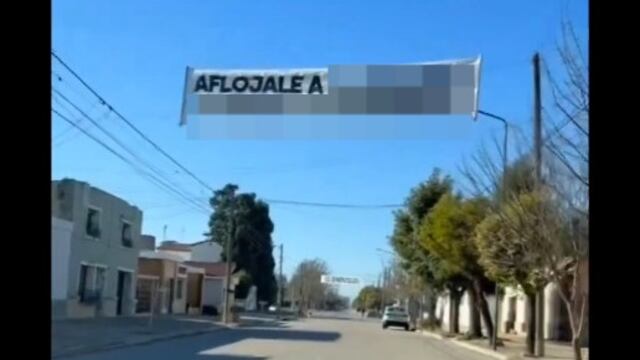 “Aflojale a...”: el insólito pasacalle que colocó un grupo de amigos, que se viralizó en Córdoba.