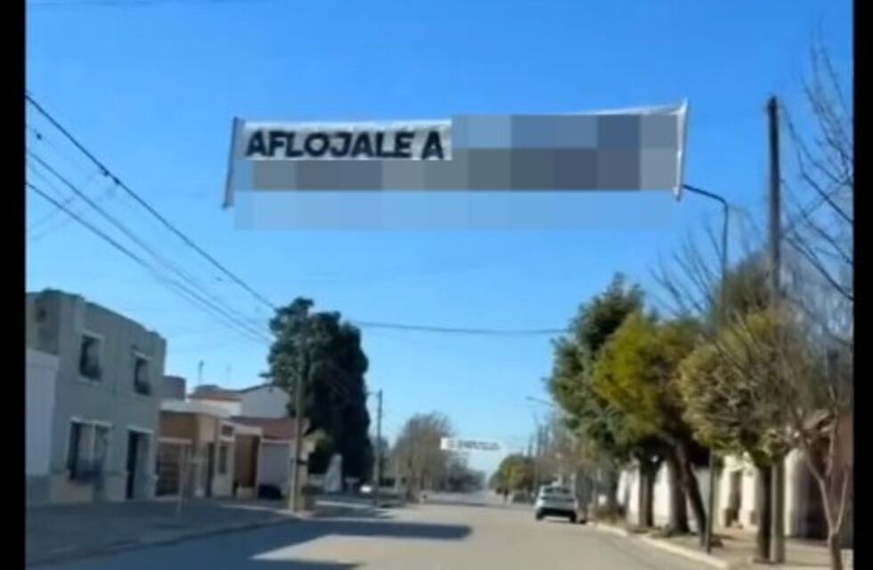 “Aflojale a...”: el insólito pasacalle que colocó un grupo de amigos en Córdoba y que se viralizó en redes