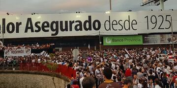 El plantel de Platense fue recibido por una multitud en Vicente López. (Twitter: @platenseancho)
