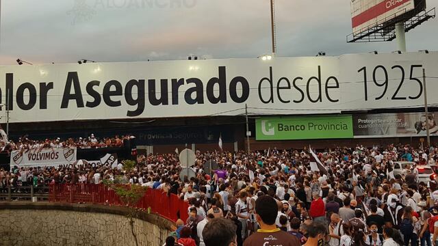 El plantel de Platense fue recibido por una multitud en Vicente López. (Twitter: @platenseancho)