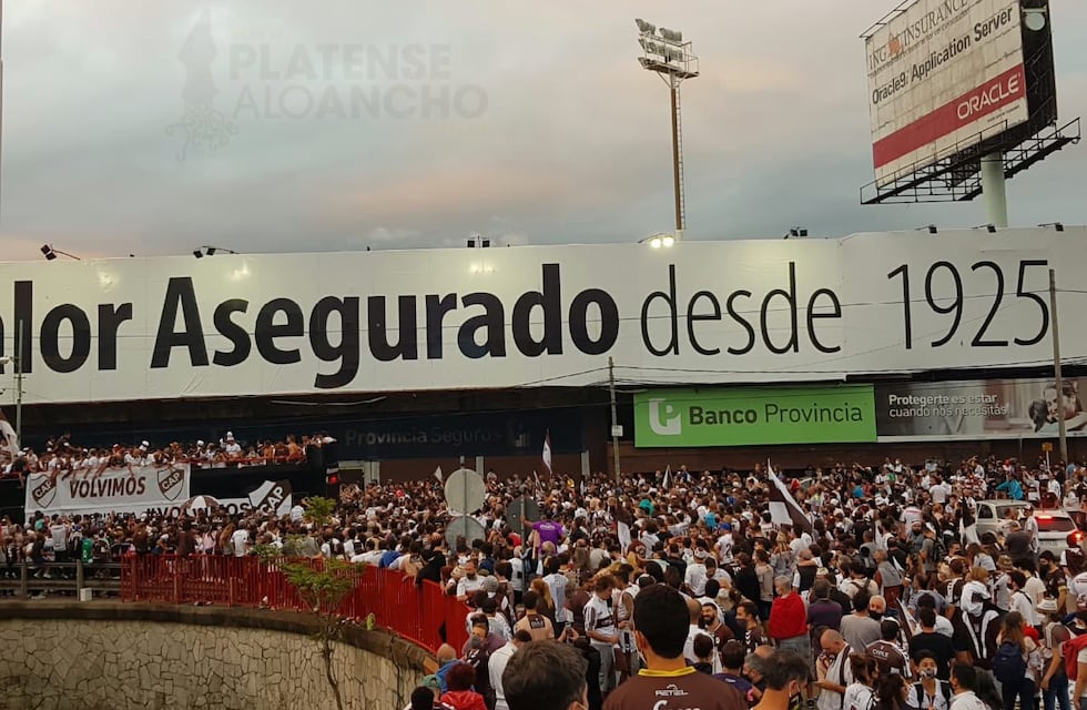 Platense fue recibido por una multitud en el estadio de Vicente López