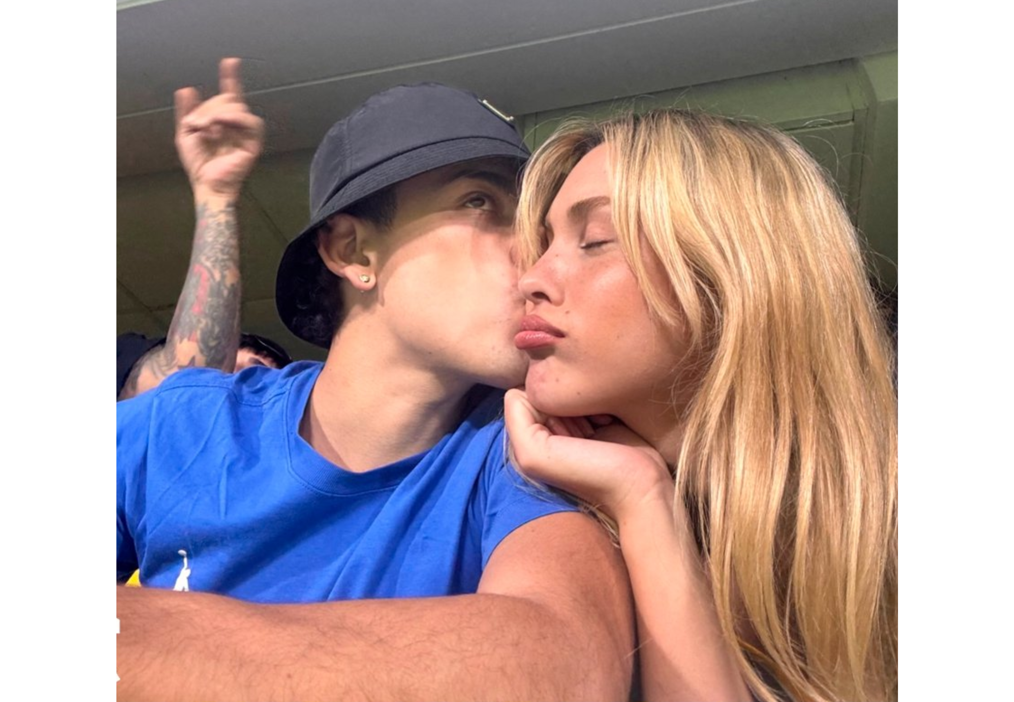 La pareja se mostró a los besos.