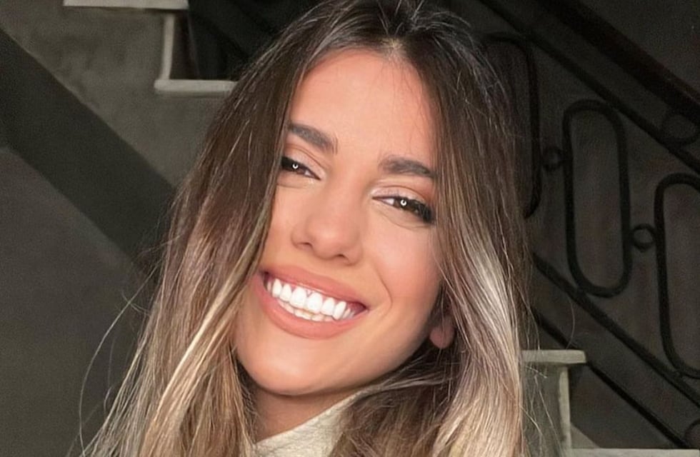 Cinthia Fernández levantó la copa del mundo y en camiseta de Argentina y pollera causó furor