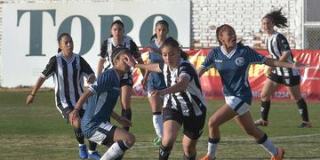 Fútbol femenino: Independiente y Gimnasia es el clásico del Parque. 
Foto: Orlando Pelichotti  / Los Andes