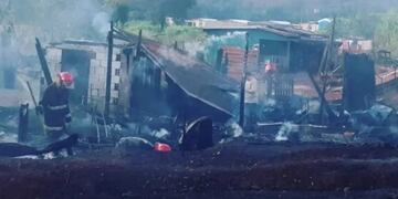 Un incendio consumió por completo tres viviendas en Oberá.
