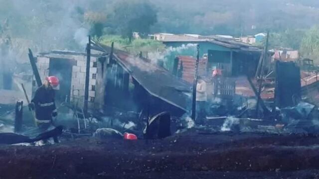 Un incendio consumió por completo tres viviendas en Oberá.