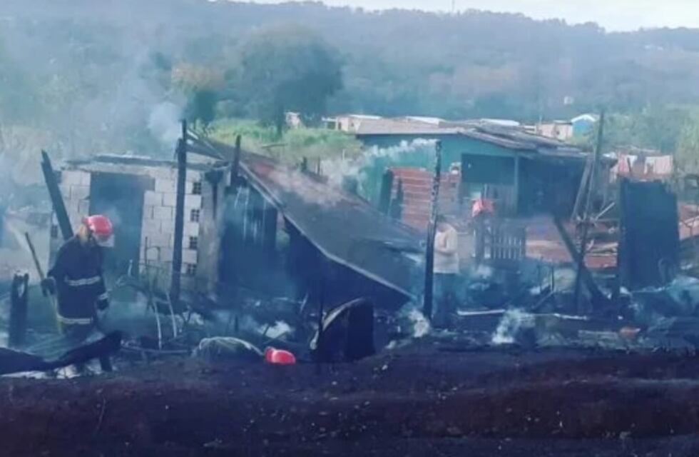 Un incendio consumió por completo tres viviendas en Oberá