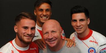 Calos el Colo Mac Allister jugó para la Selección en 1993 por el pase al Mundial. Y Alexis, su hijo menor, enfrentará a Australia, ahora por el pasaje a cuartos en Qatar (Clarín).