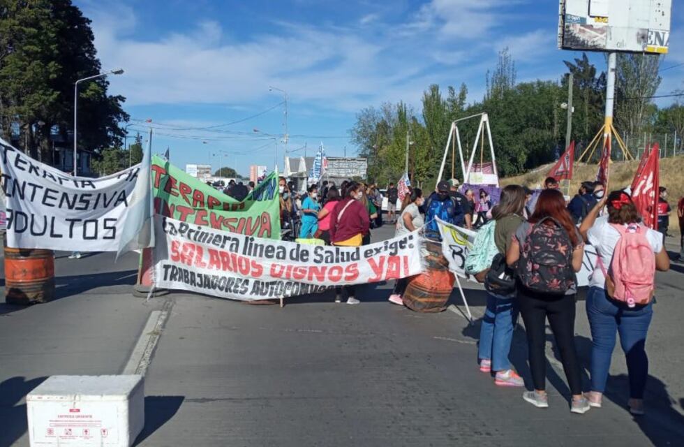 Personal de Salud de Neuquén corta rutas en reclamo de aumento salarial