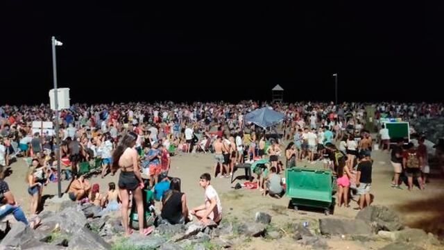 Cientos de jóvenes se concentraron el domingo en la playa de Miramar, sin respetar medidas de prevención por el coronavirus.