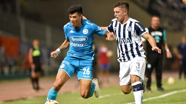 Leonardo Sequeira, de Belgrano, y Fernando Bersano, de Talleres, en aquel encuentro de enero de 2019. Uno de los últimos clásicos cordobeses. Se vuelven a encontrar el lunes 7 de febrero (La Voz / Archivo).