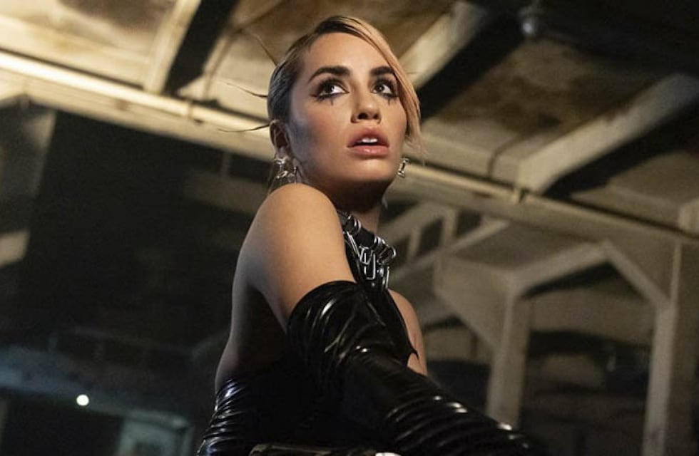 Lali Espósito se llevó cientos de corazones rojos por su look: catsuit “total black” con aberturas