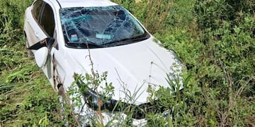 Un remisero volcó en la ruta 103 en Mártires tras una maniobra evasiva y salió ileso.