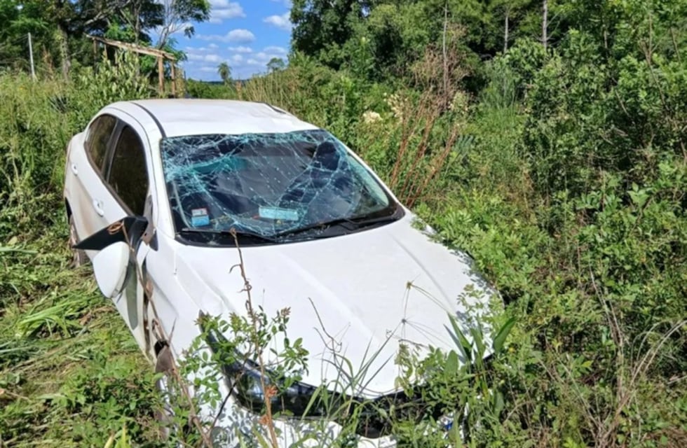 Un remisero volcó en la ruta 103 en Mártires tras una maniobra evasiva y salió ileso
